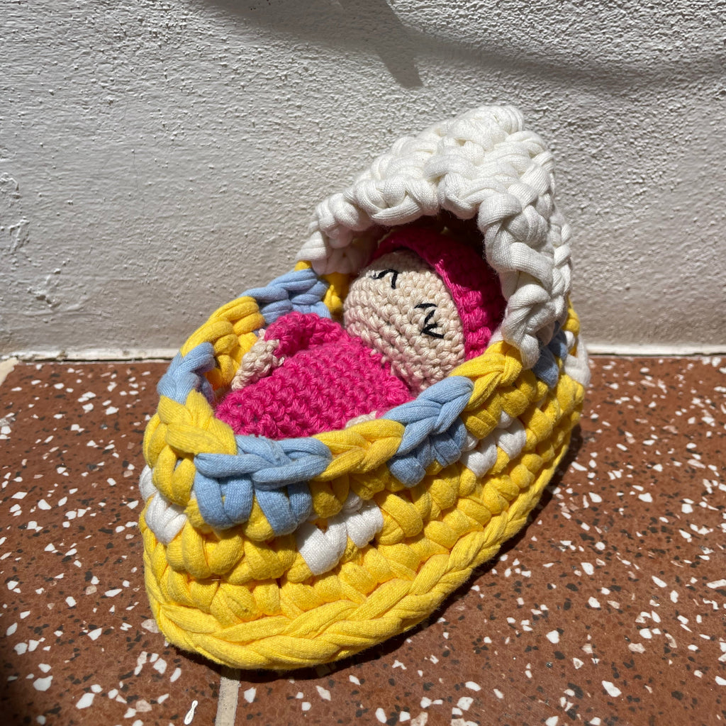 Bebé en cuna amigurami