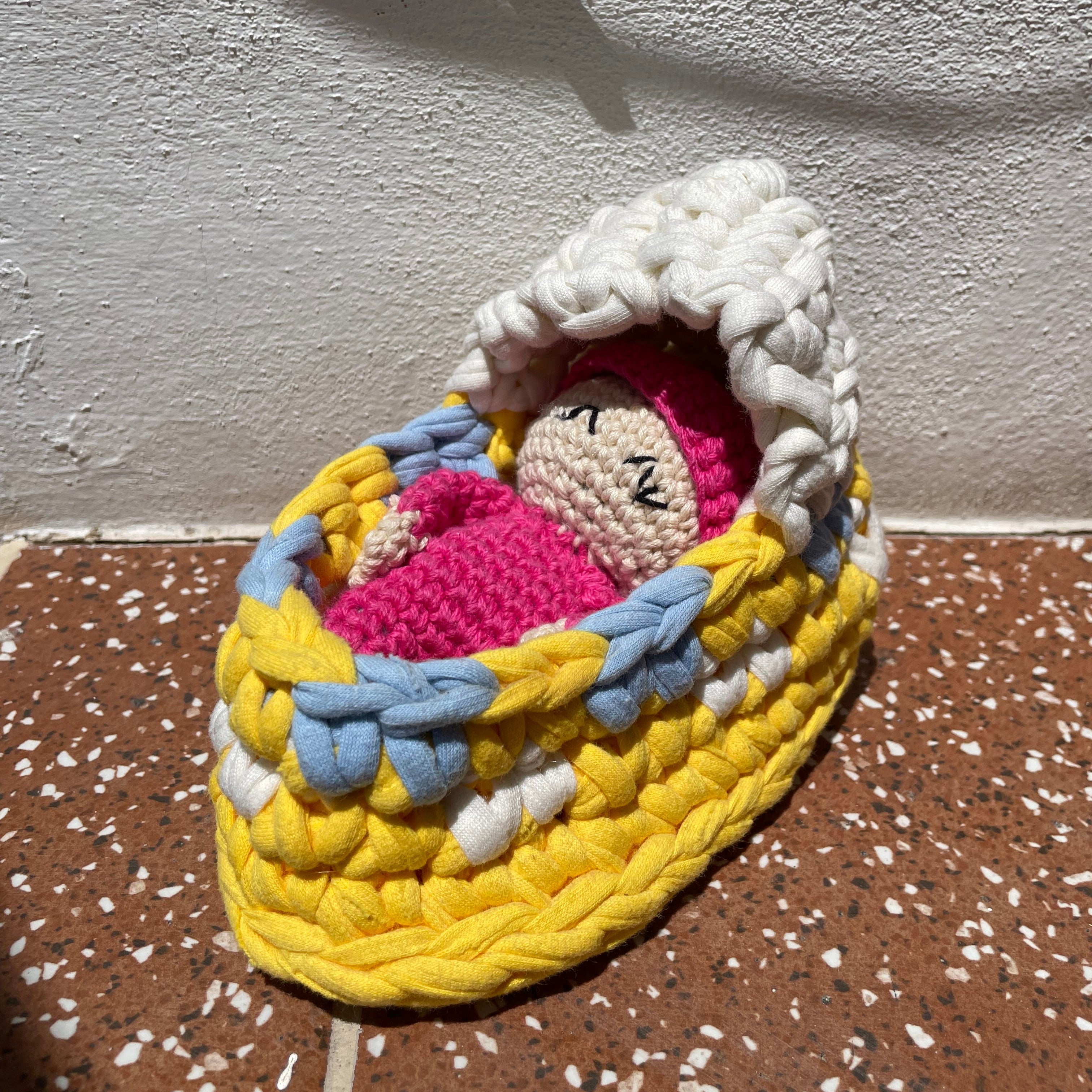 Bebé en cuna amigurami